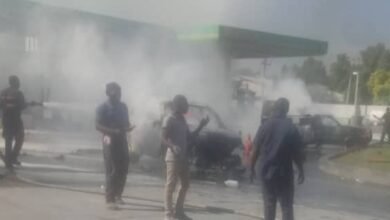 Haïti rareté de carburant :trois véhicules incendiés, une pompe à essence flambée en face de l'aérogare Guy Malary
