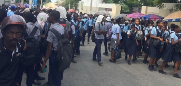 Haïti-Insécurité : Manifestation des élèves du lycée Alexandre Pétion, ils réclament la relocalisation du bâtiment
