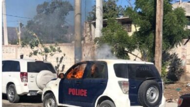 La tension monte aux Gonaïves, une voiture de la PNH incendiée
