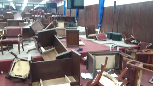 Pillage au parlement Haïtien: le président du Sénat annonce des mesures administratives contre les agents de sécurité