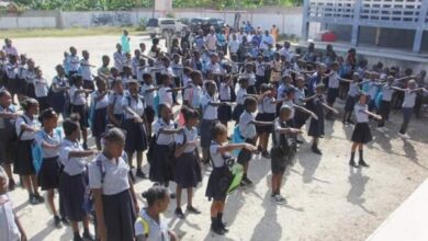 Haïti/Éducation: Chassés par la guerre des gangs, des écoliers  reprennent le chemin de l'école à Martissant