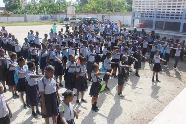 Haïti/Éducation: Chassés par la guerre des gangs, des écoliers  reprennent le chemin de l'école à Martissant
