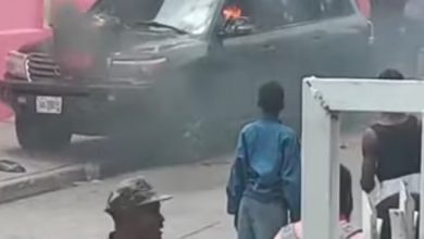 Haïti-Kidnapping: deux présumés kidnappeurs arrêtés, une voiture incendiée par des membres la population à Delmas 31