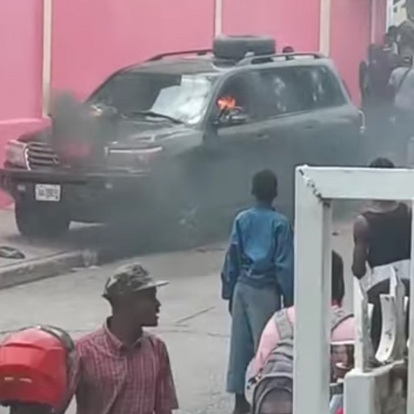 Haïti-Kidnapping: deux présumés kidnappeurs arrêtés, une voiture incendiée par des membres la population à Delmas 31